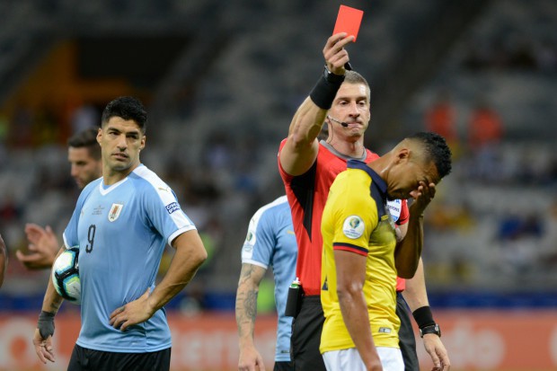Trọng tài bẻ còi sau khi xem lại pha đánh yêu khiến đối phương đầm đìa máu tại Copa America 2019 - Ảnh 4.