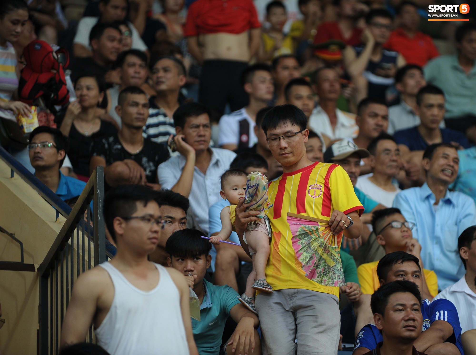 Không sở hữu nhiều tuyển thủ, sân Thiên Trường của Nam Định vẫn đông khán giả nhất lượt đi V.League 2019 - Ảnh 8.