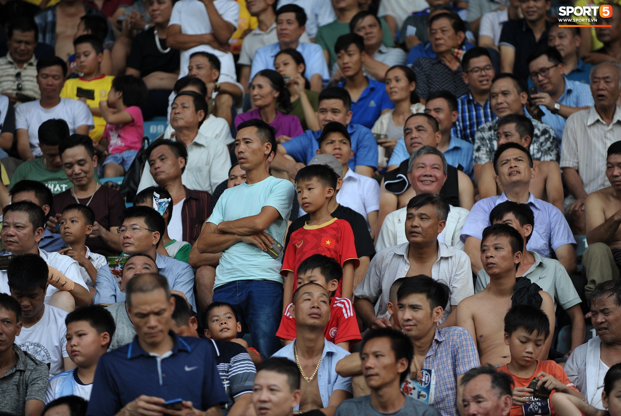 Không sở hữu nhiều tuyển thủ, sân Thiên Trường của Nam Định vẫn đông khán giả nhất lượt đi V.League 2019 - Ảnh 9.
