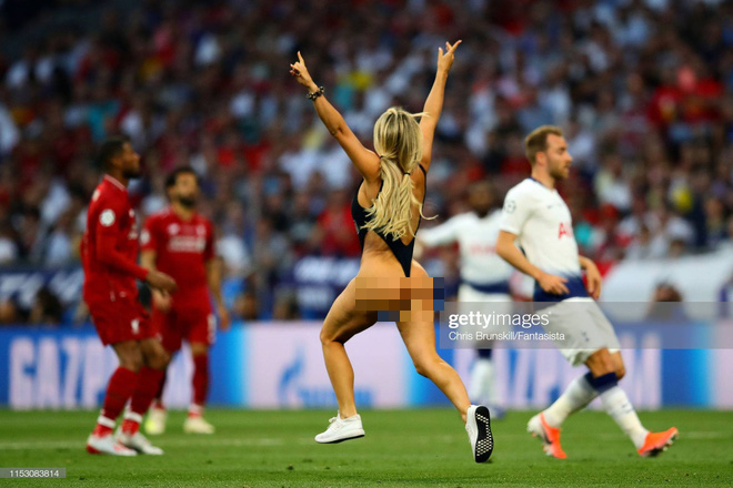 Cô gái ăn mặc siêu hở hang làm náo loạn chung kết Champions League, khiến bảo vệ phải đỏ mặt làm nhiệm vụ - Ảnh 1.