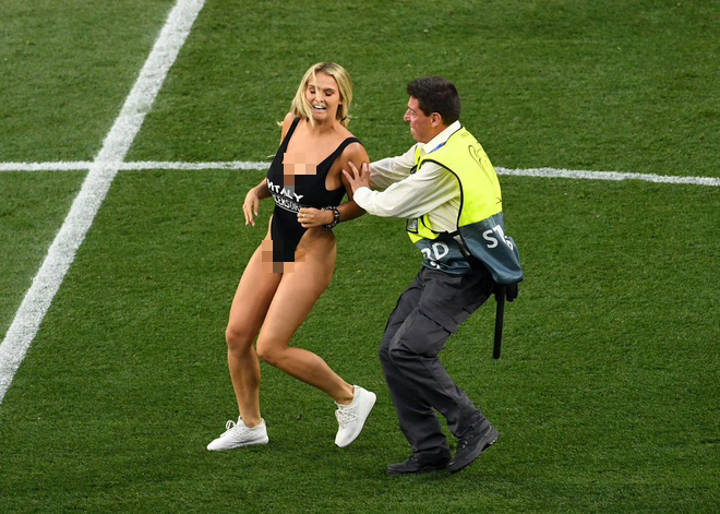 Cô gái ăn mặc siêu hở hang làm náo loạn chung kết Champions League, khiến bảo vệ phải đỏ mặt làm nhiệm vụ - Ảnh 2.