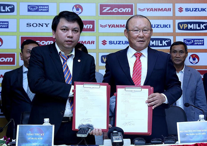 VFF không muốn mất 1 tỷ đồng tiền lương, HLV Park Hang-seo chỉ nên dẫn dắt ĐTQG hoặc U23 Việt Nam - Ảnh 1.