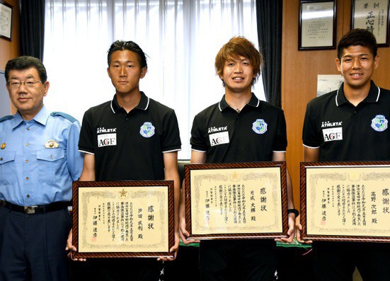 3 cầu thủ Nhật Bản được vinh danh là siêu anh hùng ngoài đời sau khi tay không đuổi bắt cướp như phim hành động - Ảnh 1.