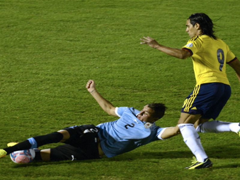 Đỉnh cao đánh lạc hướng: Trung vệ trẻ điển trai Jose Gimenez (Uruguay) khiến Mãnh hổ Falcao phát điên vì hàng loạt câu hỏi gây lú - Ảnh 2.