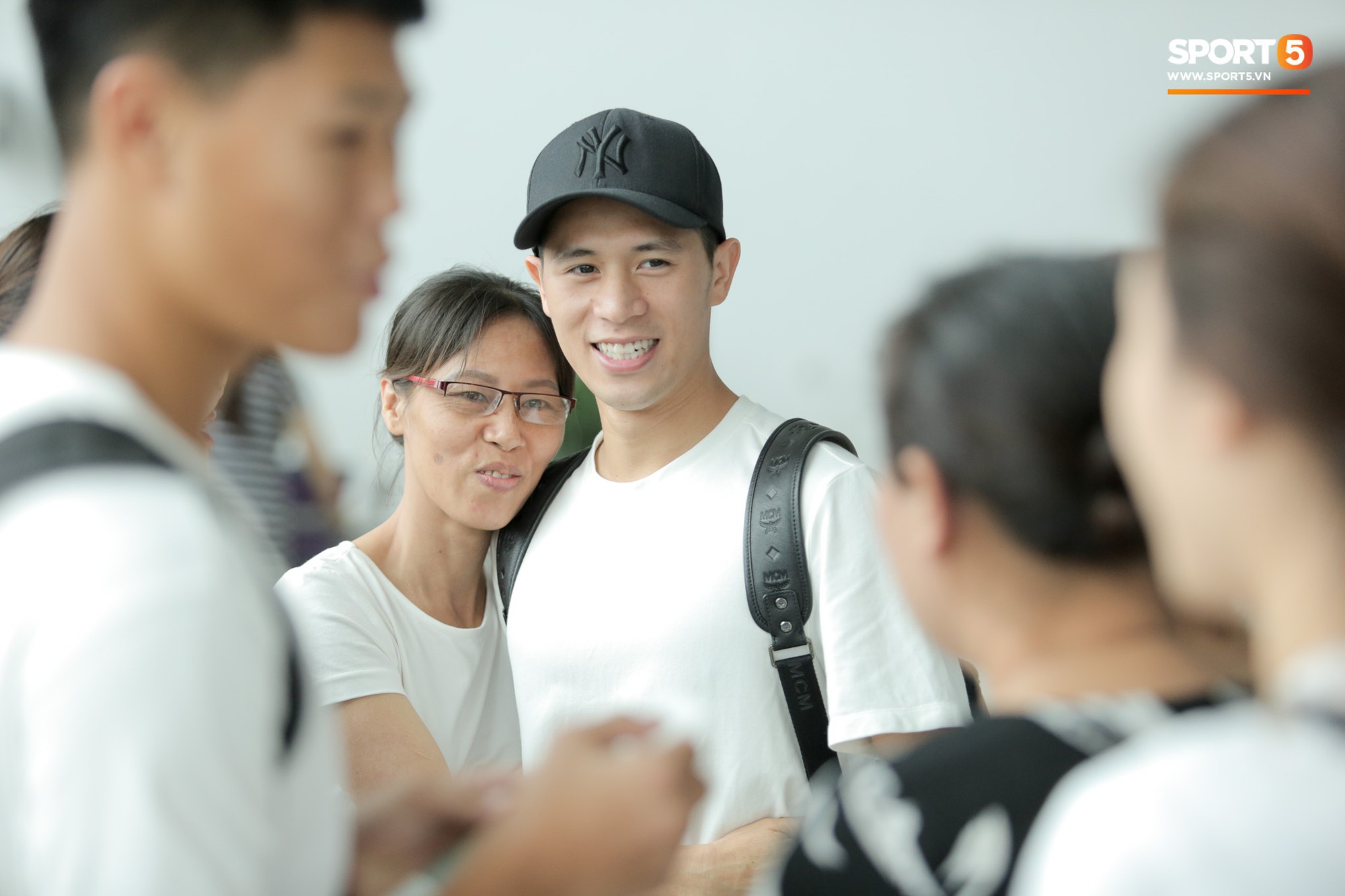 Mẹ Đình Trọng kìm nén nước mắt ở sân bay, nghẹn ngào khi tiễn con trai sang Singapore chữa trị - Ảnh 9.
