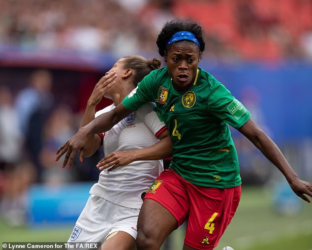 Ai ngờ tại giải bóng đá nữ lớn nhất thế giới lại xuất hiện những Chí Phèo thế kỷ 21: Cầu thủ Cameroon nhổ nước bọt vào đối thủ, đẩy trọng tài rồi bỏ ra ngoài sân không thèm thi đấu tiếp - Ảnh 1.