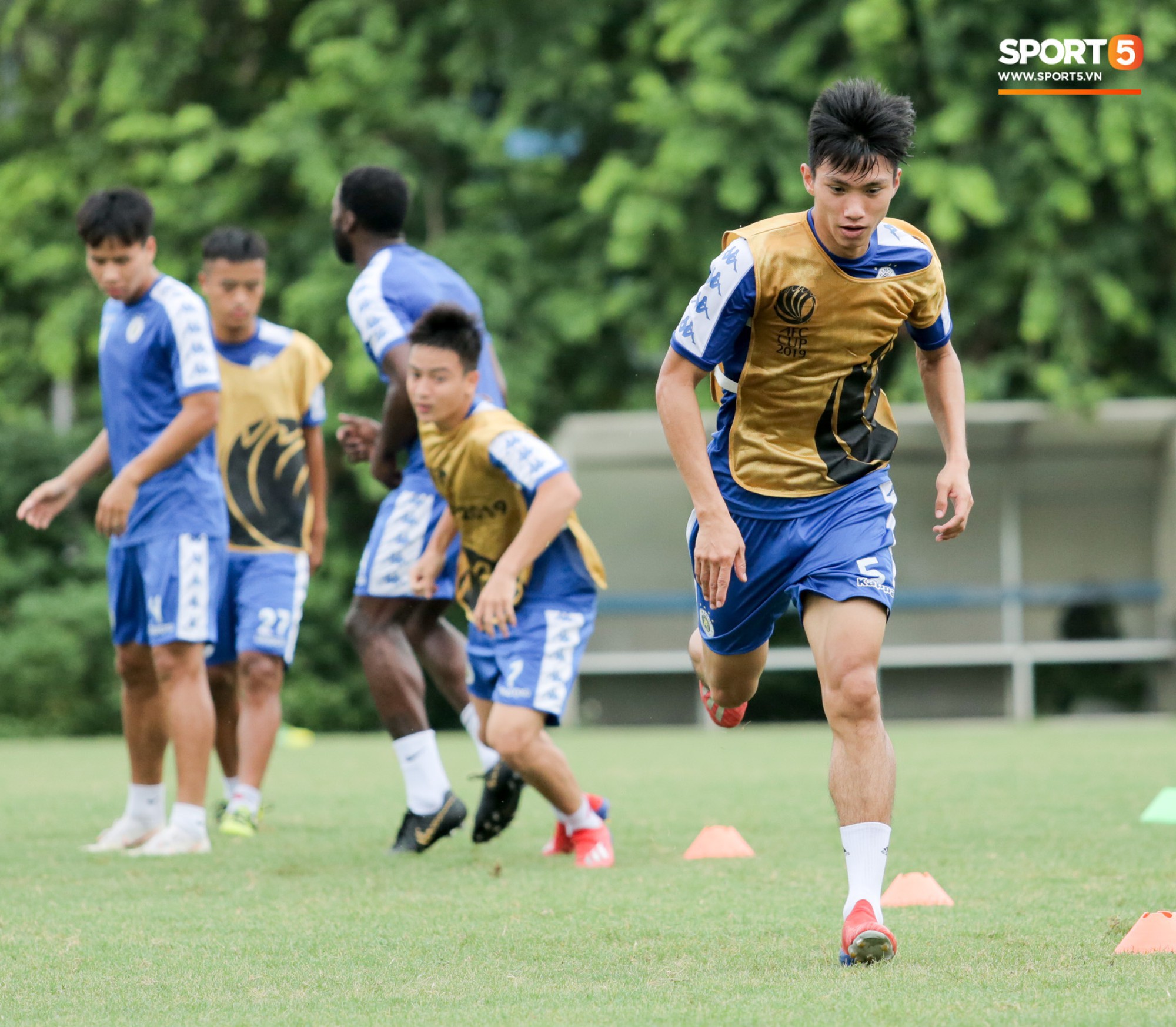 Bùi Tiến Dũng dính đòn, cầu thủ trẻ Hà Nội FC lấy ve sầu trêu đồng đội trước trận bán kết lượt về AFC Cup - Ảnh 1.