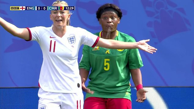 Ai ngờ tại giải bóng đá nữ lớn nhất thế giới lại xuất hiện những Chí Phèo thế kỷ 21: Cầu thủ Cameroon nhổ nước bọt vào đối thủ, đẩy trọng tài rồi bỏ ra ngoài sân không thèm thi đấu tiếp - Ảnh 2.