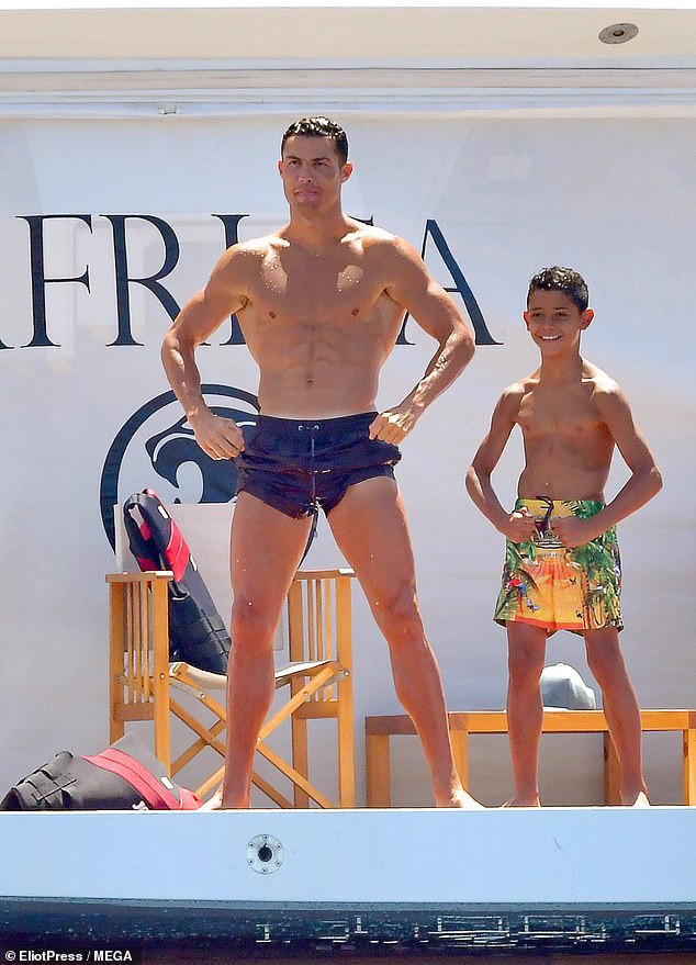 Cha con Ronaldo khoe thân hình một chín một mười, cô bạn gái nóng bỏng của CR7 cũng chẳng chịu kém cạnh - Ảnh 3.