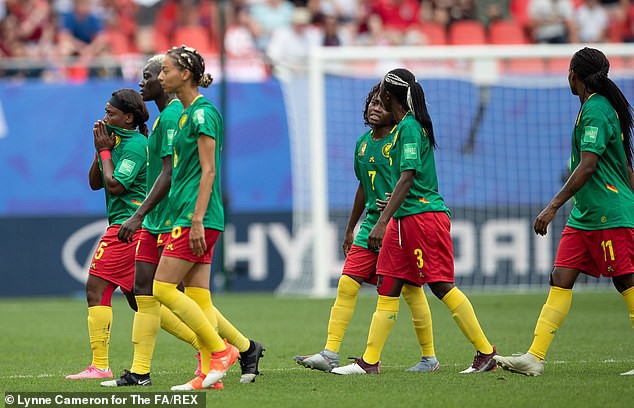 Ai ngờ tại giải bóng đá nữ lớn nhất thế giới lại xuất hiện những Chí Phèo thế kỷ 21: Cầu thủ Cameroon nhổ nước bọt vào đối thủ, đẩy trọng tài rồi bỏ ra ngoài sân không thèm thi đấu tiếp - Ảnh 4.