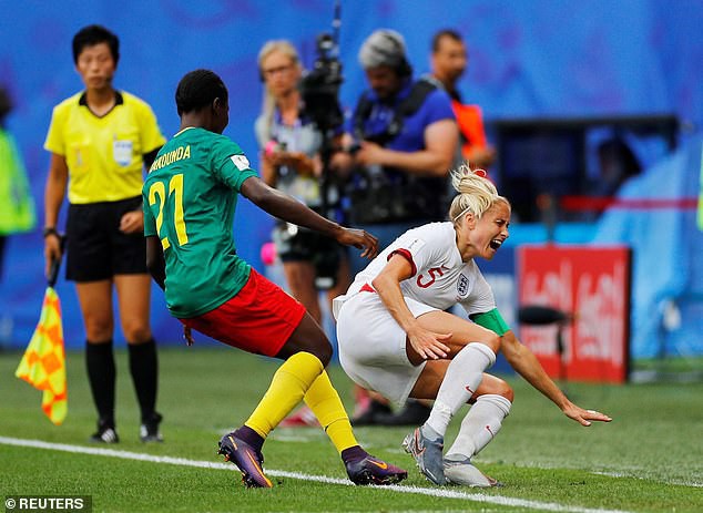 Ai ngờ tại giải bóng đá nữ lớn nhất thế giới lại xuất hiện những Chí Phèo thế kỷ 21: Cầu thủ Cameroon nhổ nước bọt vào đối thủ, đẩy trọng tài rồi bỏ ra ngoài sân không thèm thi đấu tiếp - Ảnh 5.