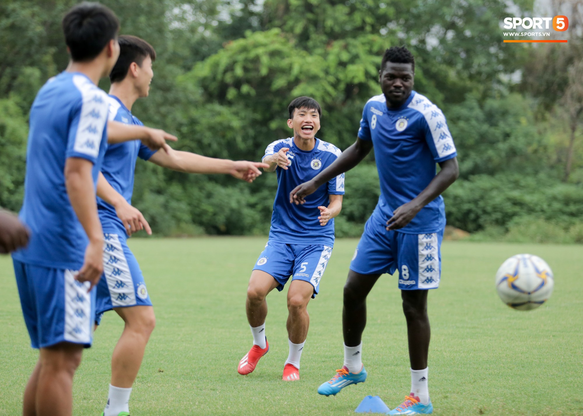 Bùi Tiến Dũng dính đòn, cầu thủ trẻ Hà Nội FC lấy ve sầu trêu đồng đội trước trận bán kết lượt về AFC Cup - Ảnh 3.