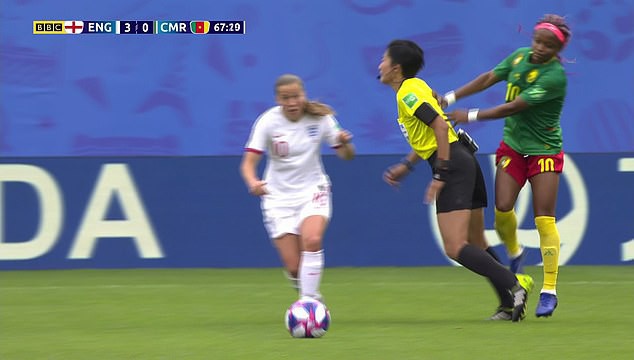 Ai ngờ tại giải bóng đá nữ lớn nhất thế giới lại xuất hiện những Chí Phèo thế kỷ 21: Cầu thủ Cameroon nhổ nước bọt vào đối thủ, đẩy trọng tài rồi bỏ ra ngoài sân không thèm thi đấu tiếp - Ảnh 6.