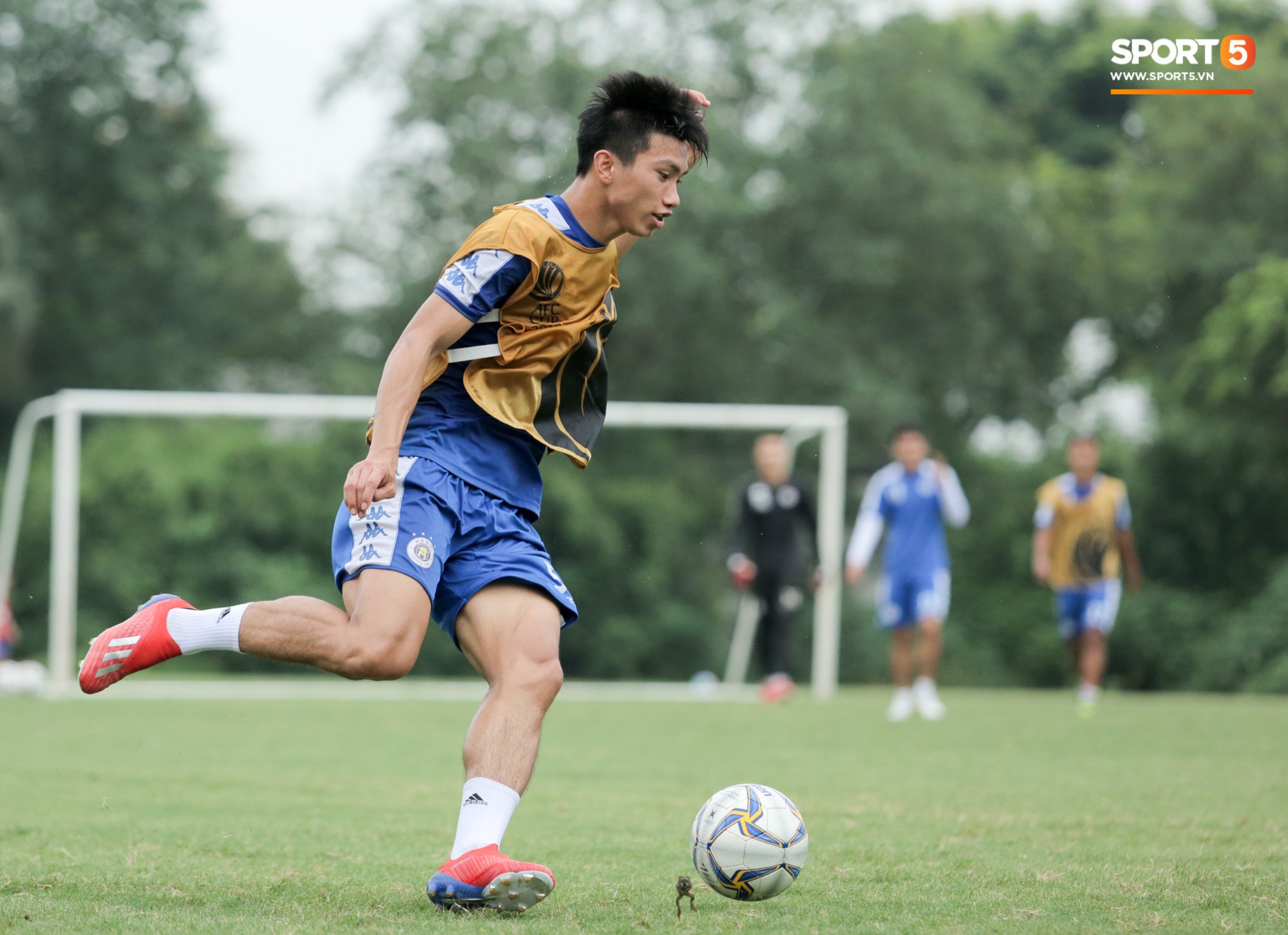 Bùi Tiến Dũng dính đòn, cầu thủ trẻ Hà Nội FC lấy ve sầu trêu đồng đội trước trận bán kết lượt về AFC Cup - Ảnh 7.