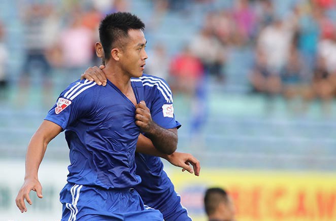Cầu thủ V.League học Bà Tân vê lốc, pha bình nước chanh siêu to, siêu chua, khổng lồ cho cả đội giải nhiệt - Ảnh 2.