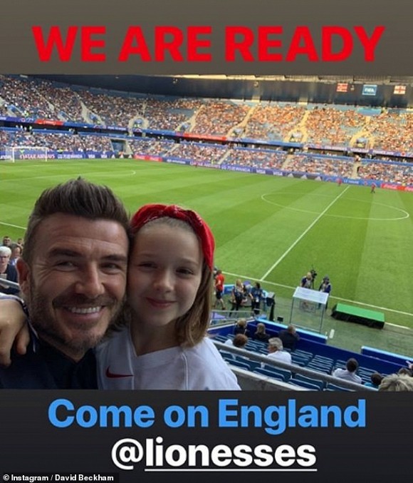 Mặc kệ dư luận ném đá, David Beckham lại hôn môi con gái Harper khi ngồi xem đội tuyển nữ Anh đá World Cup - Ảnh 11.