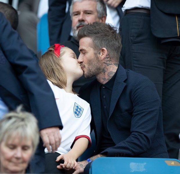 Mặc kệ dư luận ném đá, David Beckham lại hôn môi con gái Harper khi ngồi xem đội tuyển nữ Anh đá World Cup - Ảnh 3.