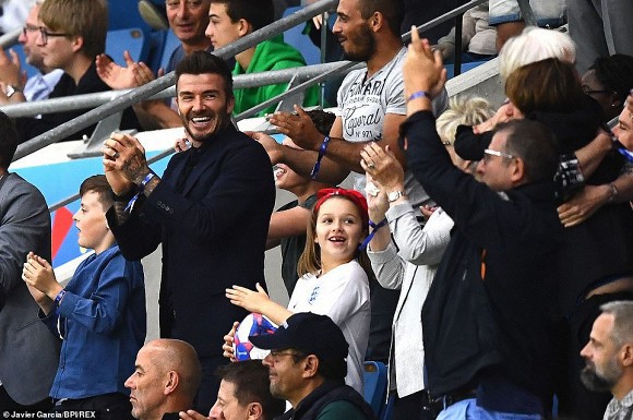 Mặc kệ dư luận ném đá, David Beckham lại hôn môi con gái Harper khi ngồi xem đội tuyển nữ Anh đá World Cup - Ảnh 6.
