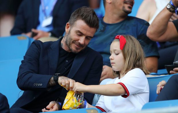 Mặc kệ dư luận ném đá, David Beckham lại hôn môi con gái Harper khi ngồi xem đội tuyển nữ Anh đá World Cup - Ảnh 7.