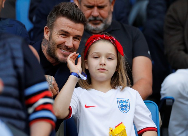 Mặc kệ dư luận ném đá, David Beckham lại hôn môi con gái Harper khi ngồi xem đội tuyển nữ Anh đá World Cup - Ảnh 8.
