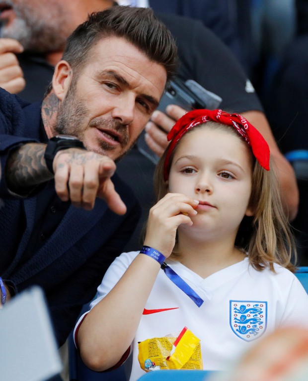 Mặc kệ dư luận ném đá, David Beckham lại hôn môi con gái Harper khi ngồi xem đội tuyển nữ Anh đá World Cup - Ảnh 9.