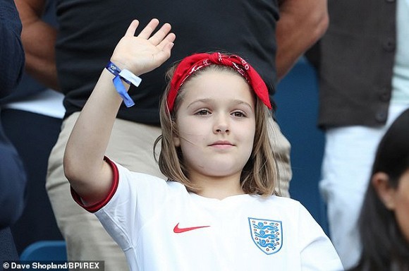 Mặc kệ dư luận ném đá, David Beckham lại hôn môi con gái Harper khi ngồi xem đội tuyển nữ Anh đá World Cup - Ảnh 10.