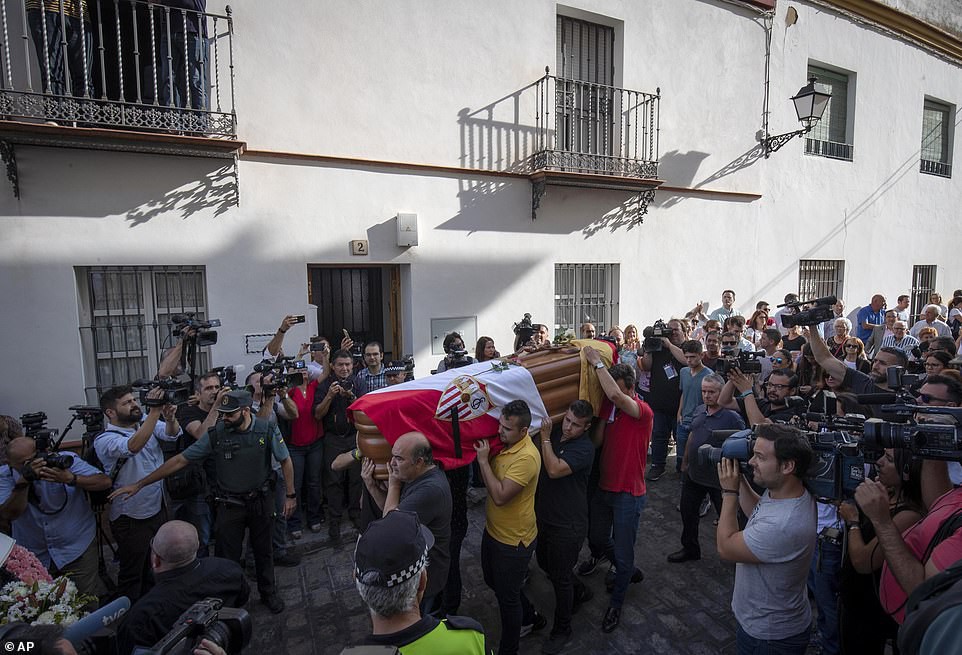 Thành phố quê nhà chìm trong nước mắt và tang thương trong ngày tiễn đưa cựu tiền vệ tài hoa nhưng đoản mệnh Antonio Reyes - Ảnh 10.