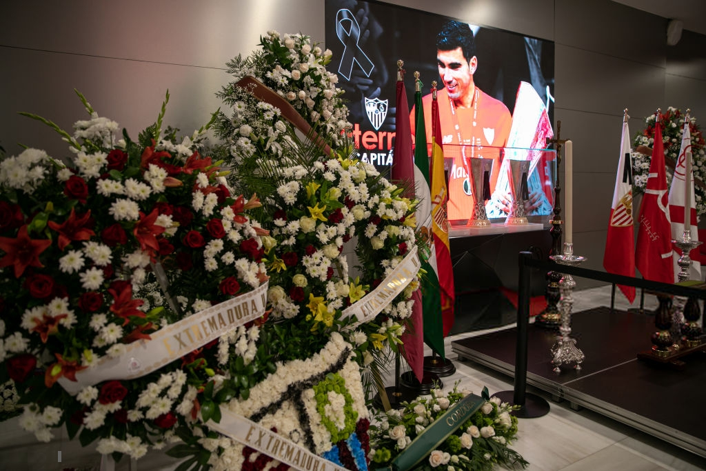 Thành phố quê nhà chìm trong nước mắt và tang thương trong ngày tiễn đưa cựu tiền vệ tài hoa nhưng đoản mệnh Antonio Reyes - Ảnh 11.