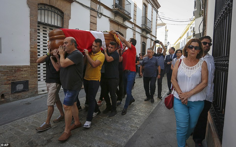 Thành phố quê nhà chìm trong nước mắt và tang thương trong ngày tiễn đưa cựu tiền vệ tài hoa nhưng đoản mệnh Antonio Reyes - Ảnh 9.