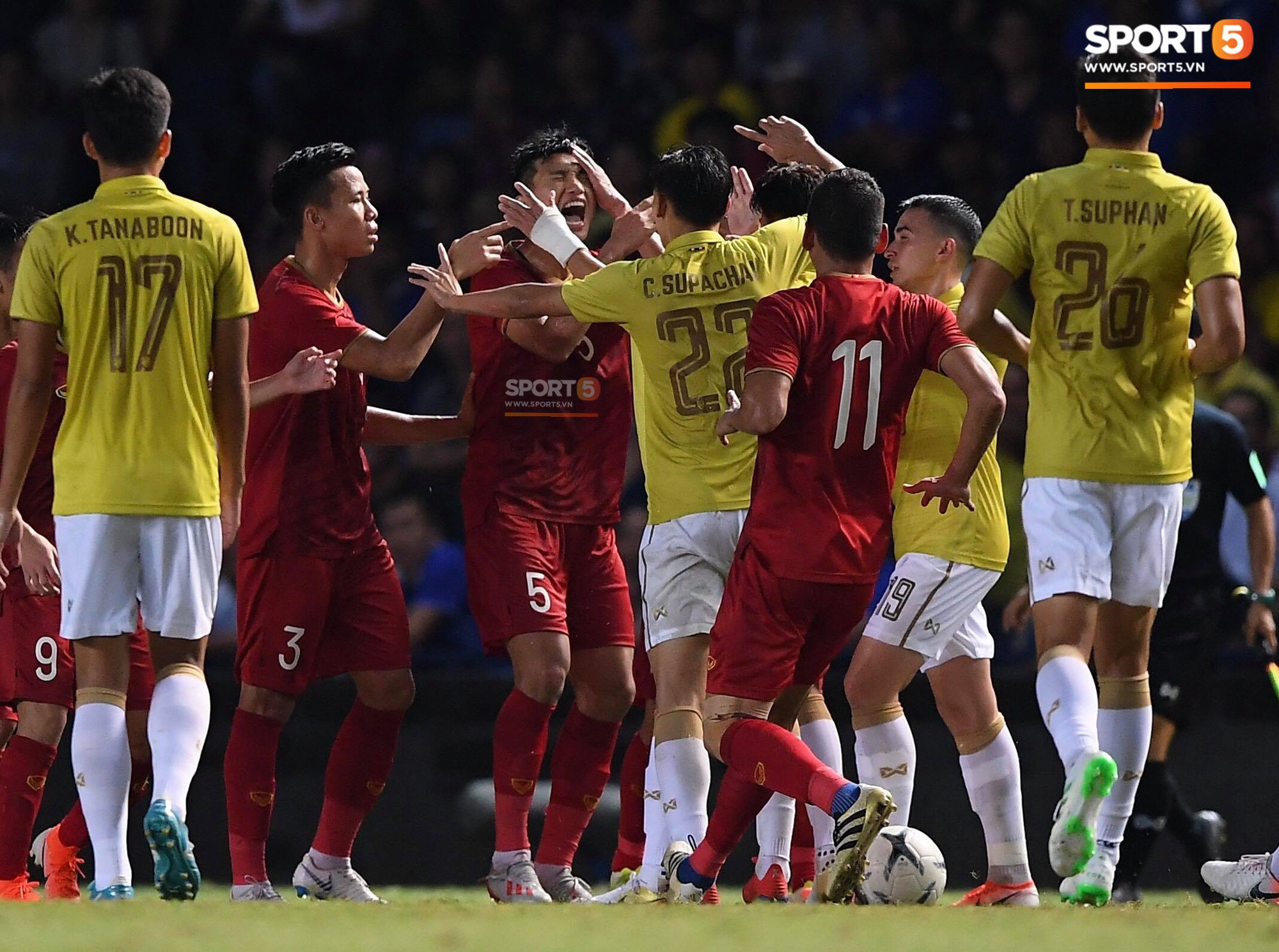 Ngôi sao Thái Lan đang thi đấu ở Nhật Bản tát vào mặt em út Văn Hậu của tuyển Việt Nam - Ảnh 2.