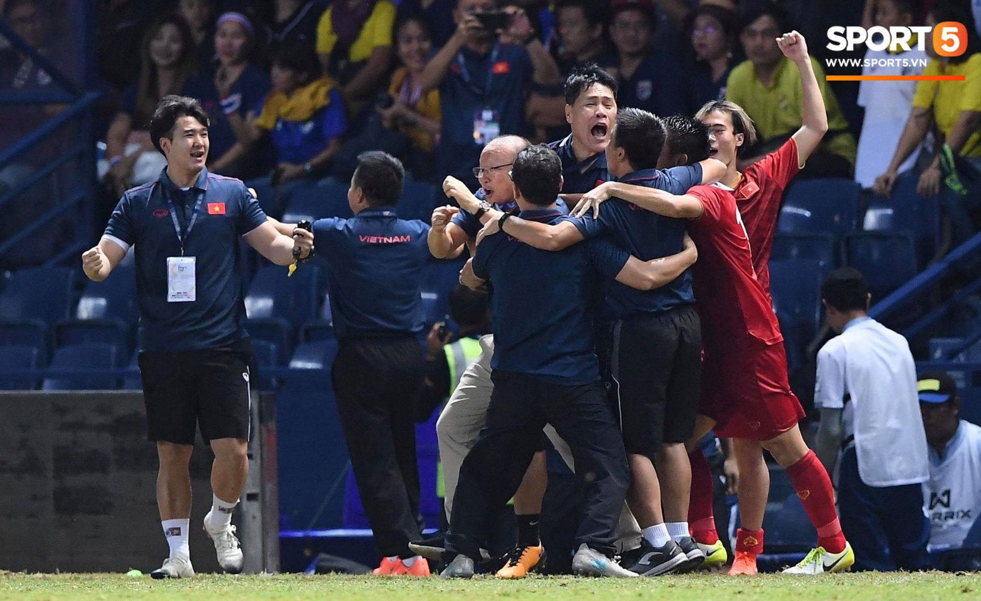 HLV Park Hang-seo ôm đầu tiếc nuối rồi vỡ òa sung sướng sau bàn thắng vàng của Anh Đức - Ảnh 2.