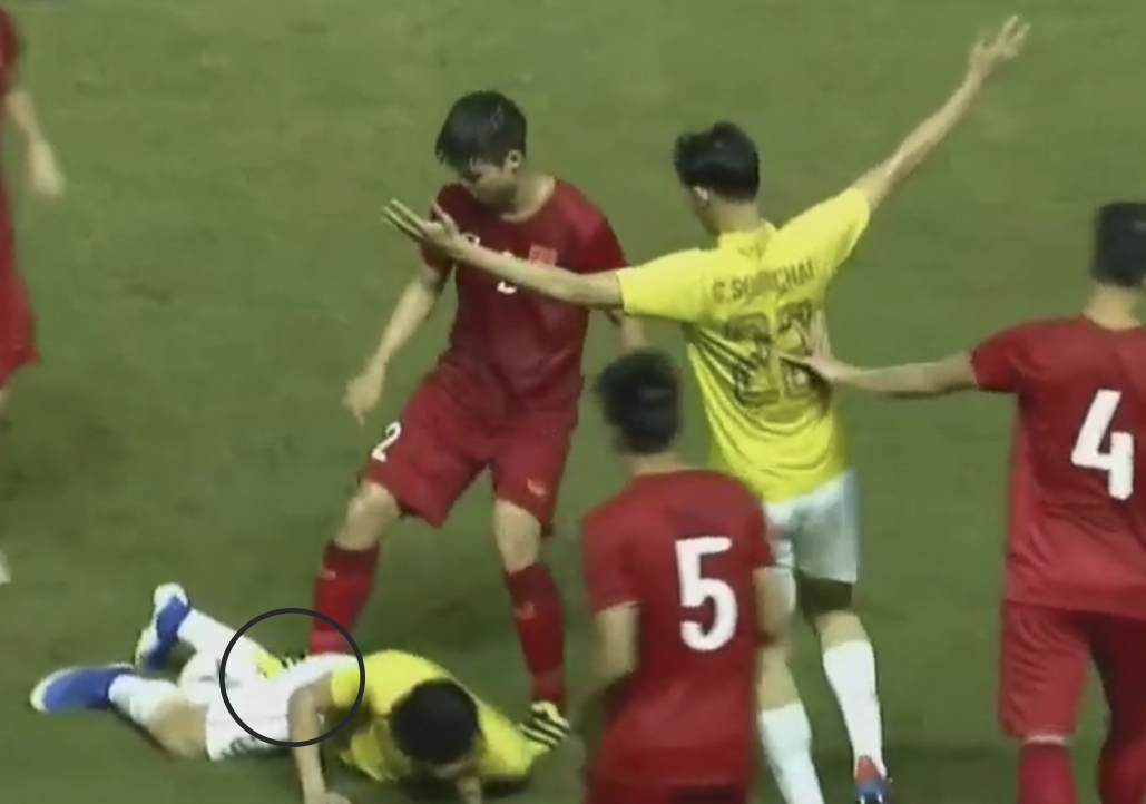 HLV Park Hang-seo lao vào sân phản ứng cực gắt khi Văn Hậu bị đối phương tát vào mặt - Ảnh 8.