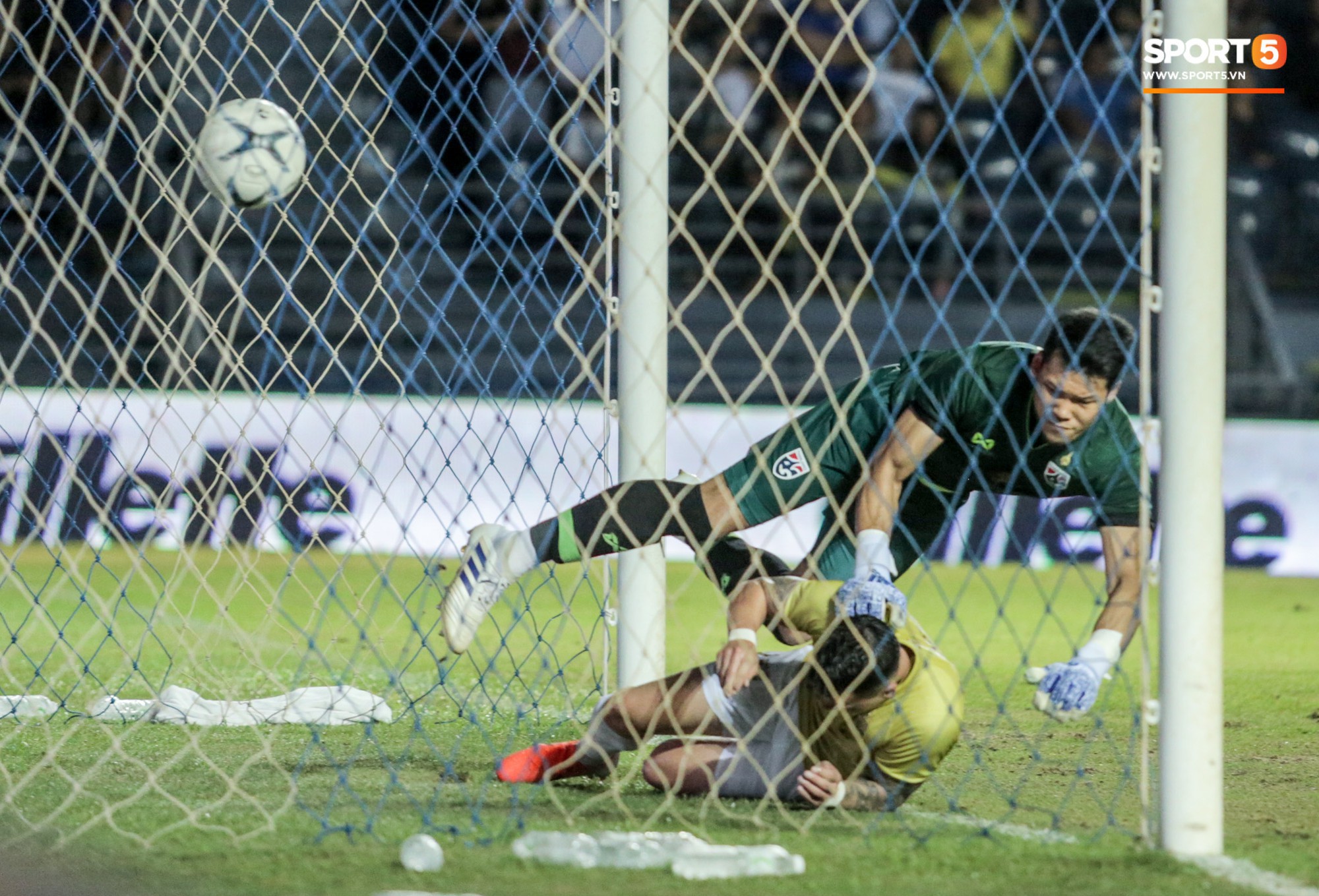 Thủ môn số 1 tuyển Thái lý giải sai lầm khiến đội nhà thất bại trước Việt Nam ở phút cuối cùng - Ảnh 2.