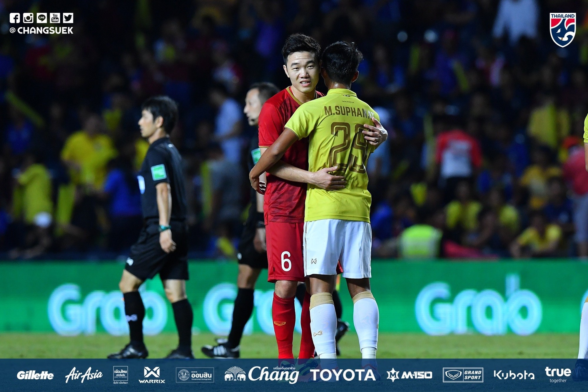 Xuân Trường an ủi đàn em tại Buriram United sau pha kiến tạo đem về chiến thắng cho tuyển Việt Nam trước Thái Lan - Ảnh 3.