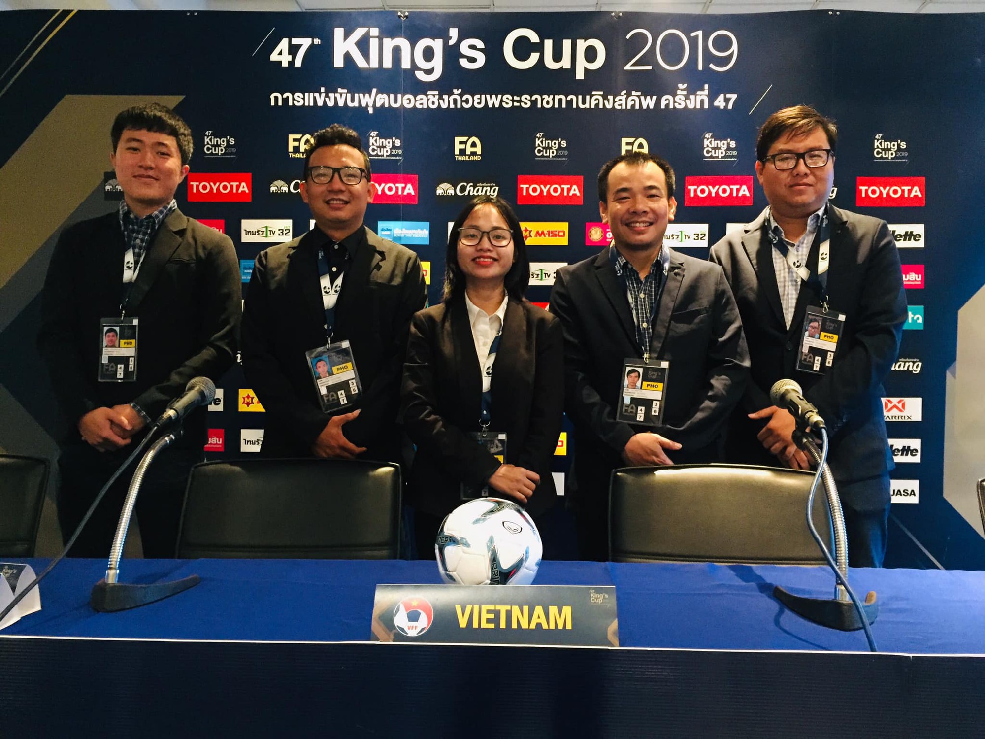Vì quy định đặc biệt, phóng viên rủ nhau diện suit lịch lãm tới tác nghiệp trận Việt Nam đá chung kết Kings Cup 2019 - Ảnh 1.