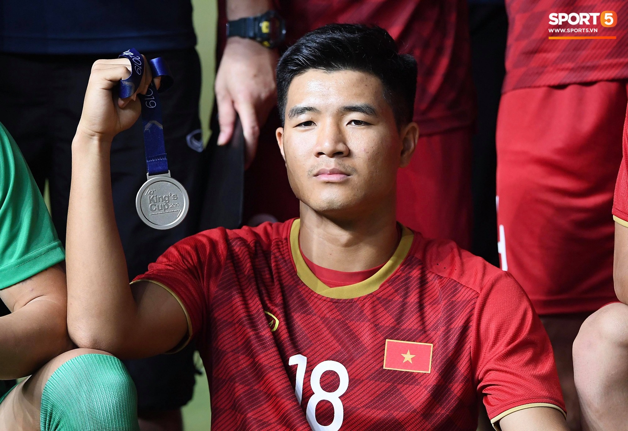 Văn Toàn đấm yêu Xuân Trường và loạt biểu cảm khó đỡ của tuyển Việt Nam trên bục nhận huy chương - Ảnh 12.