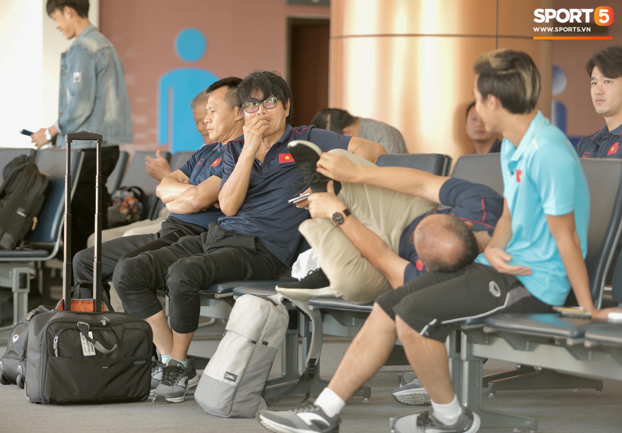 HLV Park Hang-seo gối đầu lên đùi Văn Toàn đầy tình cảm tại sân bay - Ảnh 3.