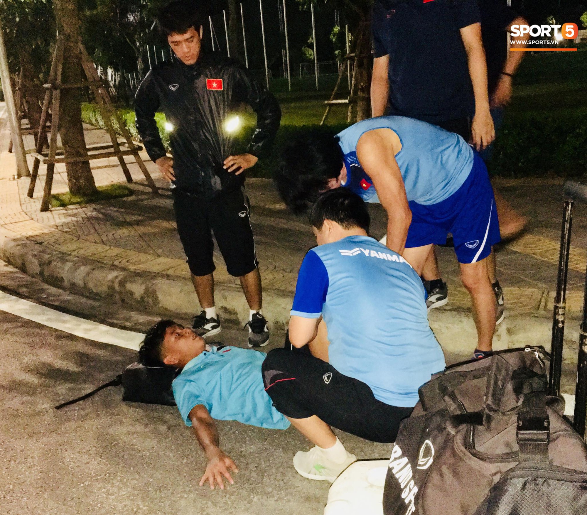 Cầu thủ U18 Việt Nam đau đến phát khóc, được thần y Hàn Quốc chữa ngay trên ngay trên đường - Ảnh 1.
