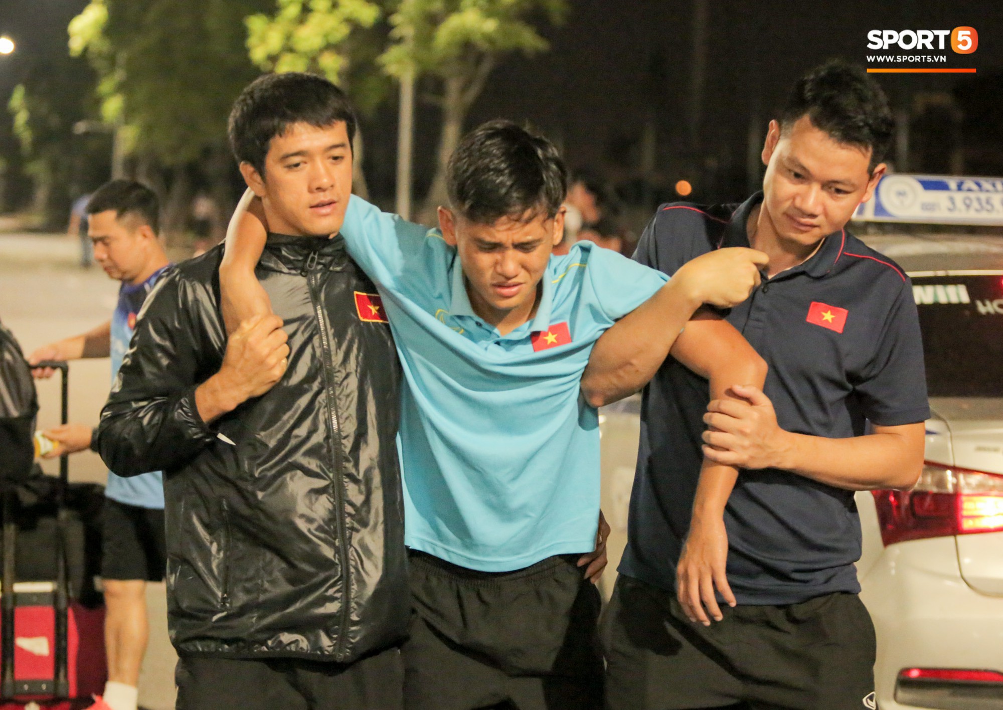 Cầu thủ U18 Việt Nam đau đến phát khóc, được thần y Hàn Quốc chữa ngay trên ngay trên đường - Ảnh 3.