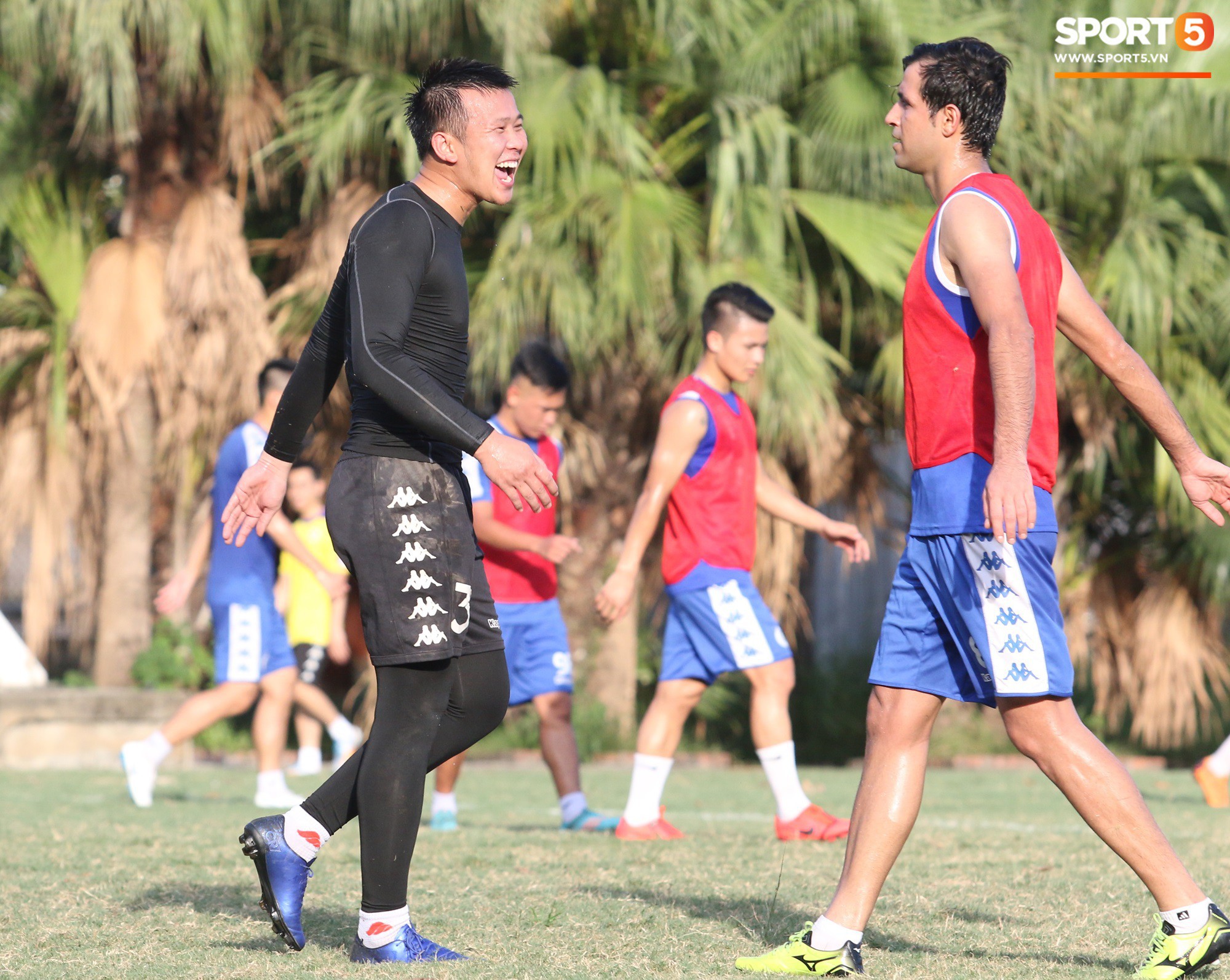 Cởi bỏ vẻ nghiêm nghị thường thấy, HLV của Hà Nội FC xỏ giày vào sân chơi lầy cùng Quang Hải, Duy Mạnh - Ảnh 6.