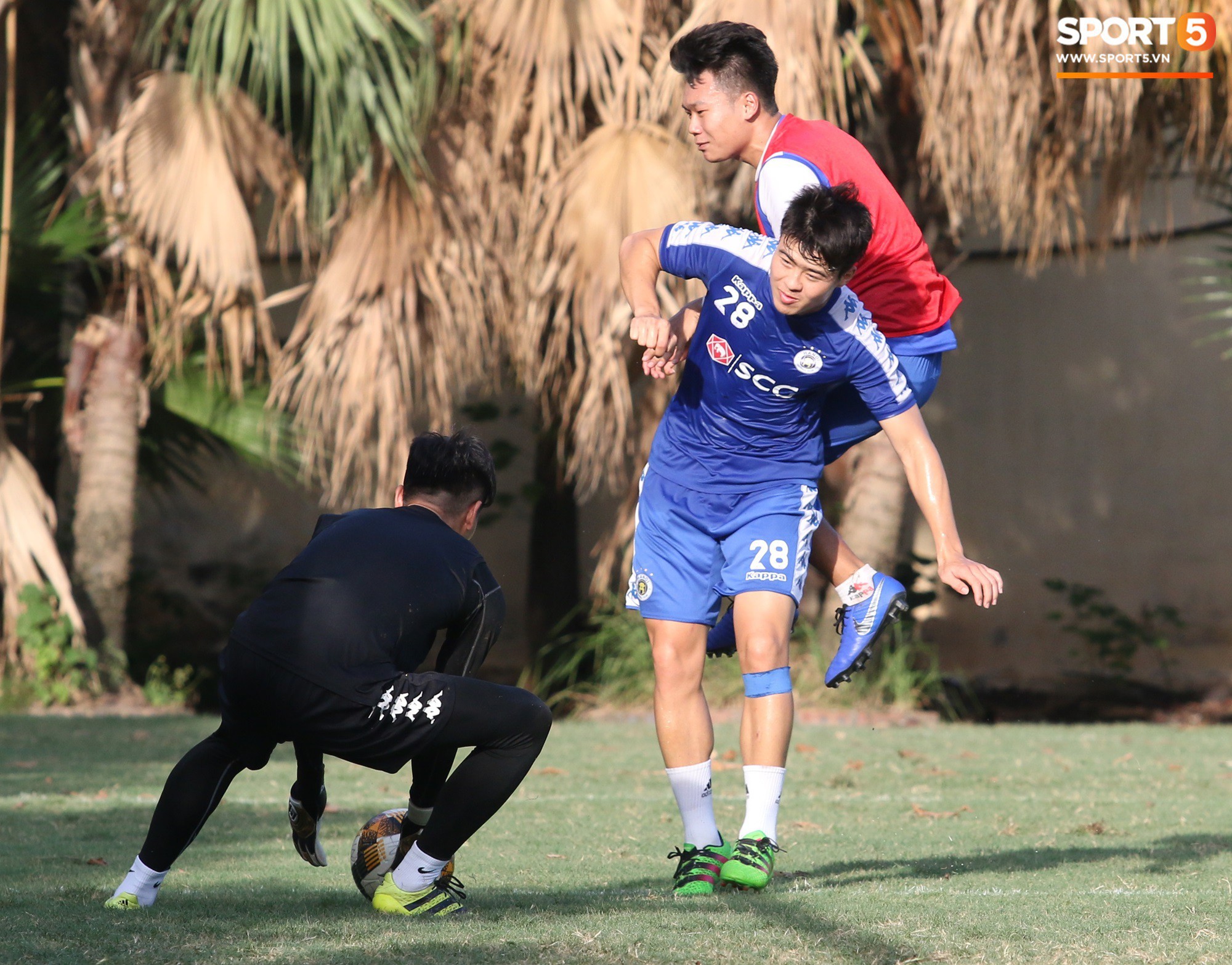 Cởi bỏ vẻ nghiêm nghị thường thấy, HLV của Hà Nội FC xỏ giày vào sân chơi lầy cùng Quang Hải, Duy Mạnh - Ảnh 4.