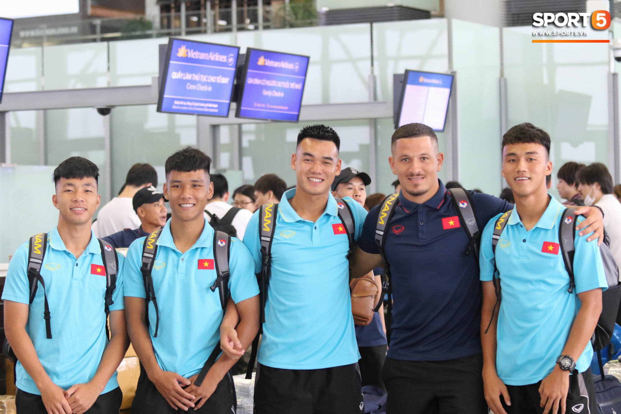 Dàn tuyển thủ U18 Việt Nam rủ nhau đảo ngói khá bảnh bao trước giờ lên đường tập huấn tại Nhật Bản - Ảnh 7.