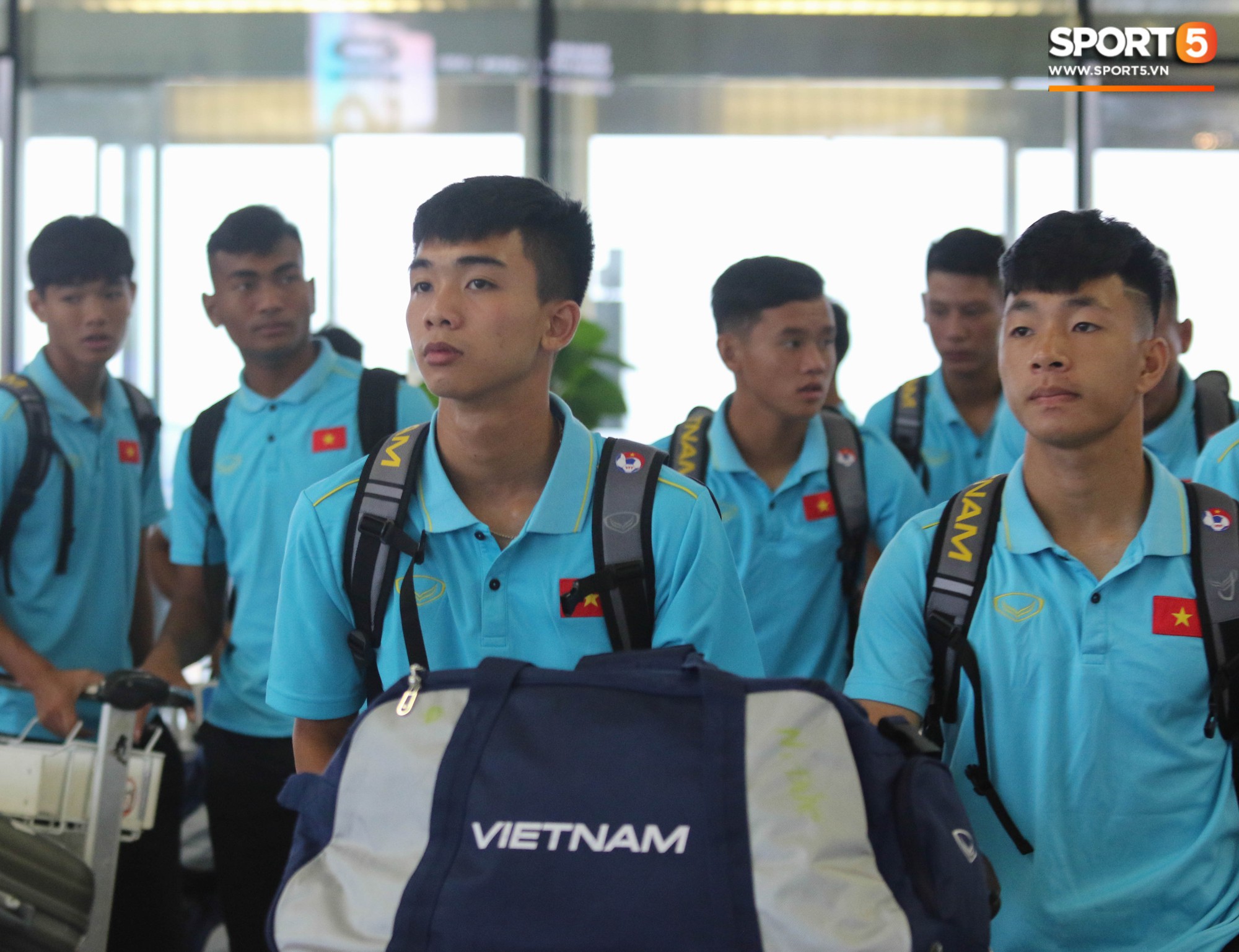Dàn tuyển thủ U18 Việt Nam rủ nhau đảo ngói khá bảnh bao trước giờ lên đường tập huấn tại Nhật Bản - Ảnh 9.
