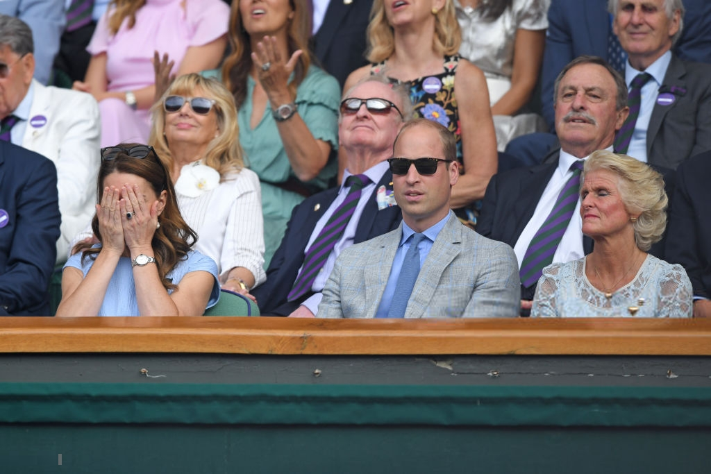 Chung kết Wimbledon: Công nương Kate chu môi ngạc nhiên tột độ khi chứng kiến trận siêu kinh điển làng quần vợt, Doctor Strange và Loki ngầu như đi thử vai Mật vụ Kingsman - Ảnh 5.