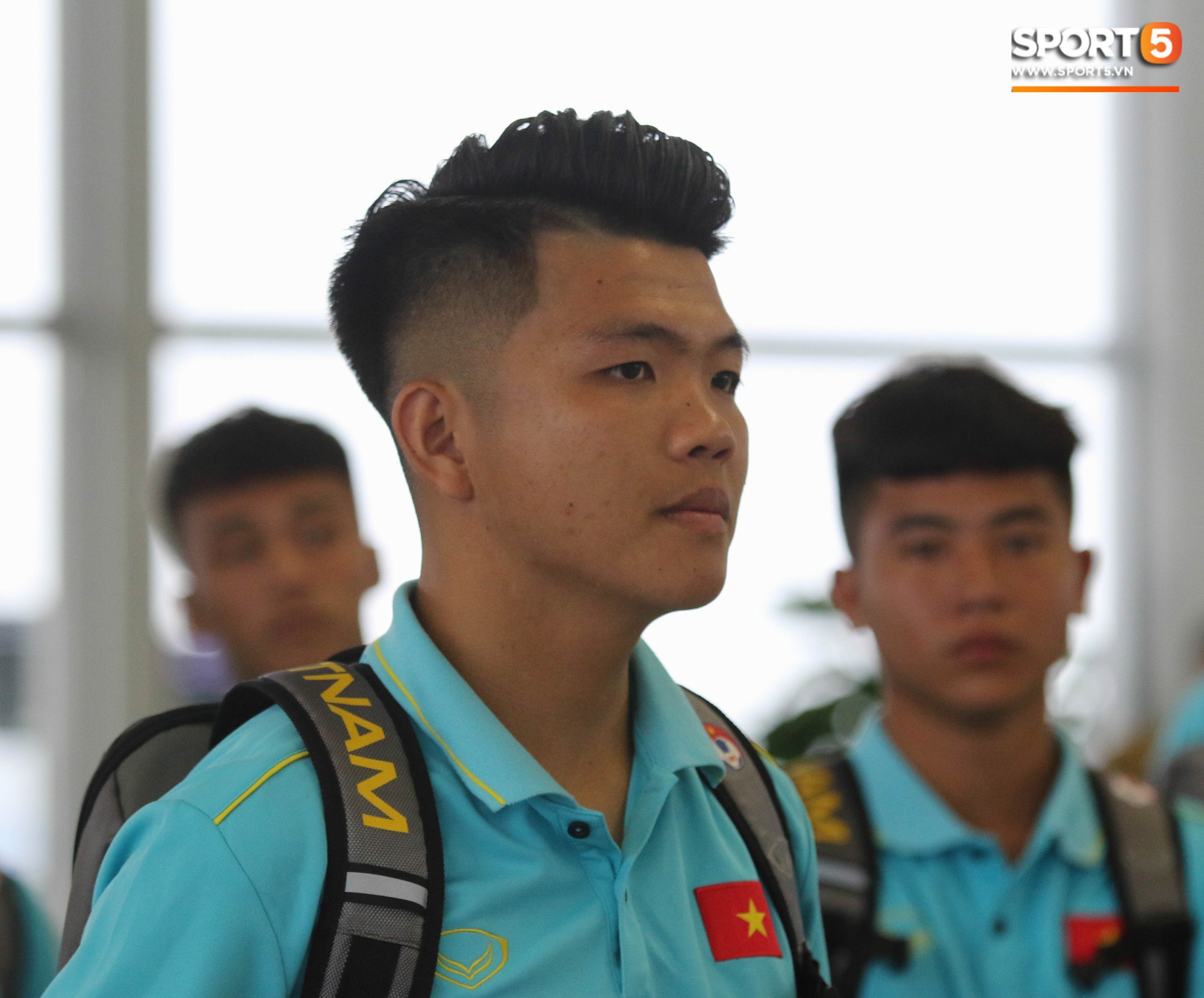 Dàn tuyển thủ U18 Việt Nam rủ nhau đảo ngói khá bảnh bao trước giờ lên đường tập huấn tại Nhật Bản - Ảnh 4.