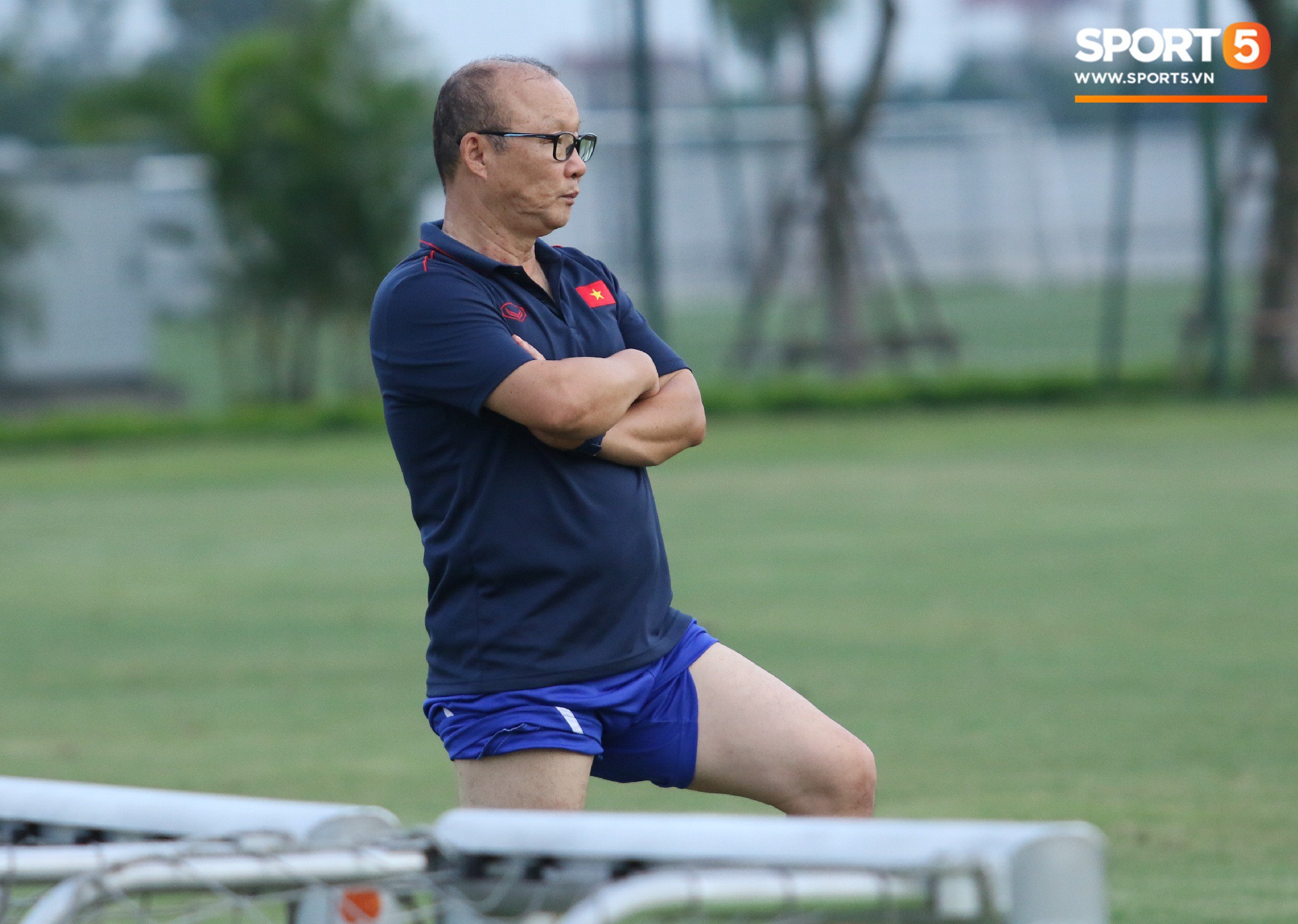 Trợ lý bất lực, HLV Park Hang-seo lao vào sân đích thân dạy bảo cầu thủ U22 Việt Nam - Ảnh 6.
