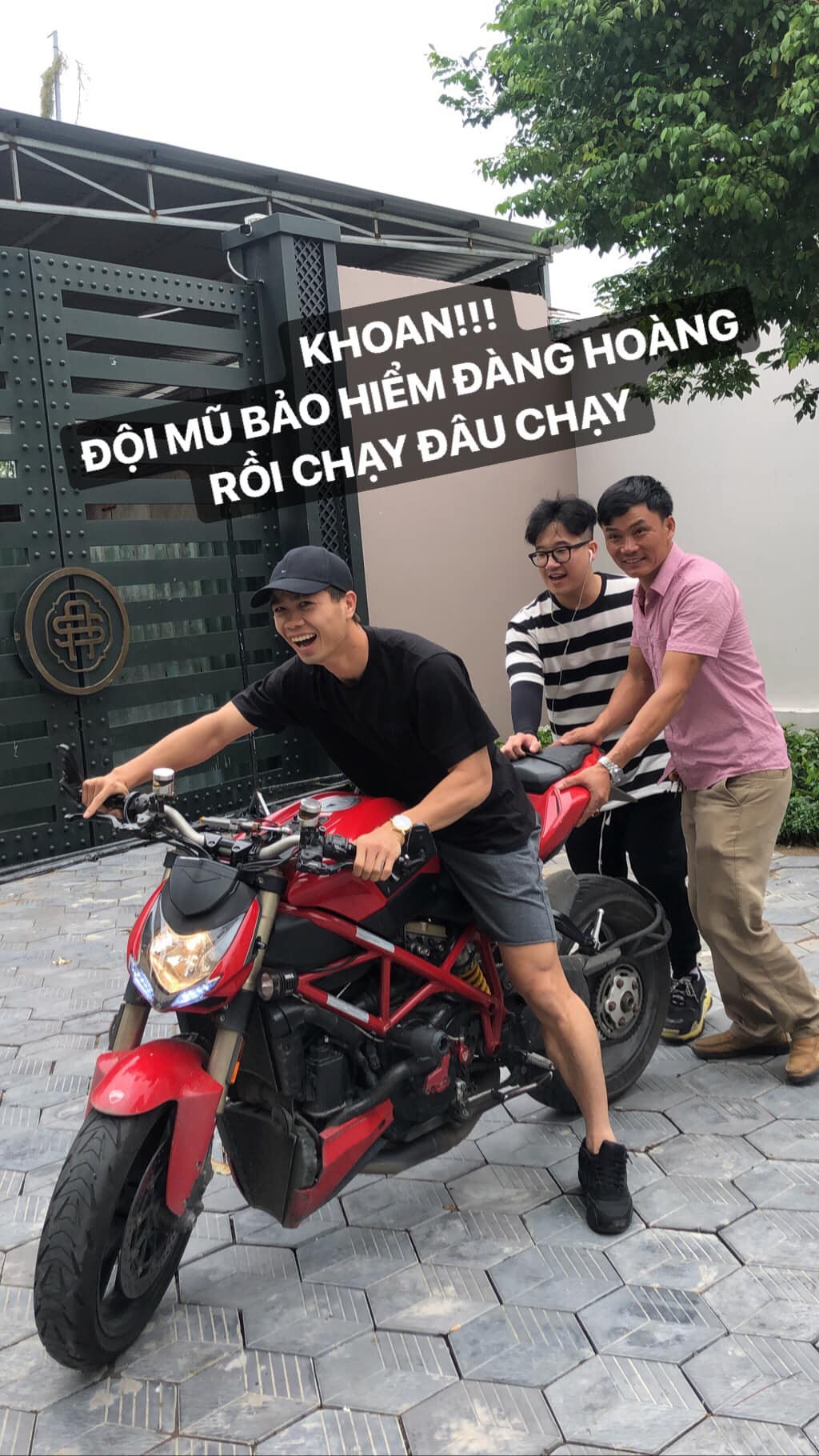 Hãy cười thoải mái với hình ảnh của Công Phượng khi tập lái xe phân khối lớn. Với những bức ảnh hài hước này, bạn sẽ không thể không yêu thích cầu thủ người Việt này hơn nữa.