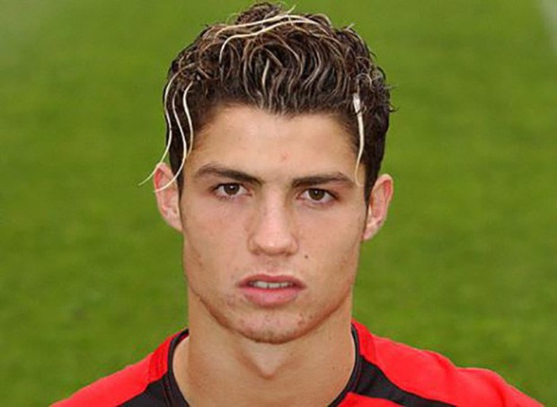 Cười sái hàm với bức ảnh thời trẻ trâu của Ronaldo: Hóa ra, idol của chúng ta đã có bước dậy thì cực kỳ thành công - Ảnh 2.