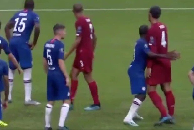 Khoảnh khắc cute nhất trận Siêu cúp châu Âu: Tiền vệ cao 1m68 của Chelsea bị bắt theo kèm gã khổng lồ 1m93 của Liverpool, khiến 2 người trông như một cặp bố đứng với con - Ảnh 2.