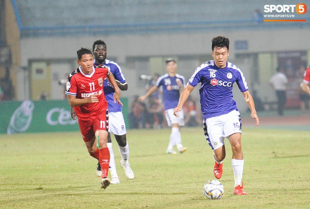 Biểu cảm khó đỡ của Chung chờ chồng trong ngày Hà Nội FC giành ngôi vô địch AFC Cup khu vực Đông Nam Á - Ảnh 2.